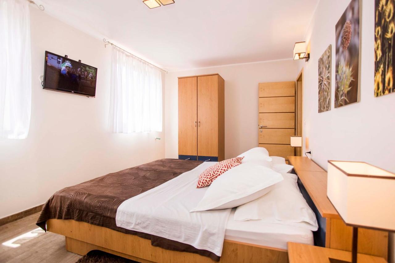 Apartments Romano Ровин Екстериор снимка